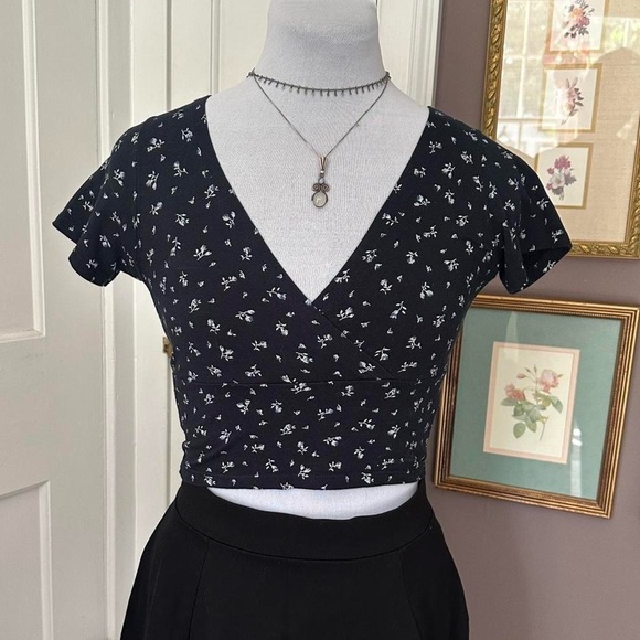 Brandy Melville black floral cropped low-cut wrap-front shortsleeve top - Picture 1 of 8